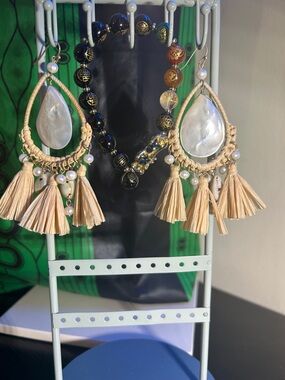 Tommy Bahama Sea-Shell / Cream Tassel Teardrop Drop Earrings W/ FREE BRACELET!